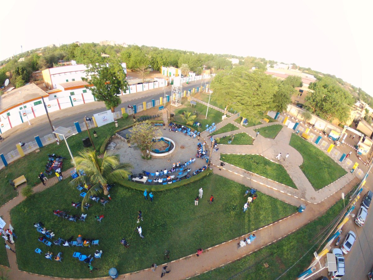 Vue aeriene de place Monteuil &agrave; Niamey am&eacute;nag&eacute;e avec le syst&egrave;me T&eacute;l&eacute;-Irrigation : 1er Poumon Vert Digital de Niamey