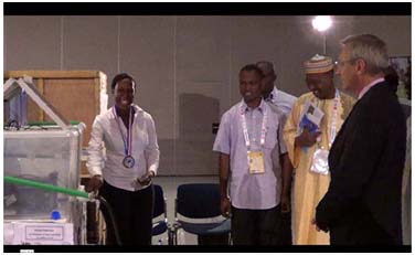 Pr&eacute;sentation du kioque d'eau potable l'Administrateur de l'OIF lors des 7&egrave;mes Jeux de Francophonie &agrave; Nice (France) pour le compte de concours de cr&eacute;ation &eacute;cologique.